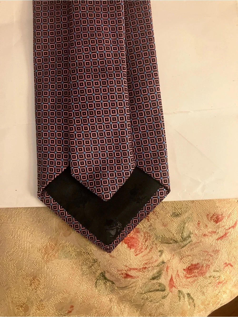 Brooks Brothers Geometric Silk Pattern Pink and Blue Tie🌺